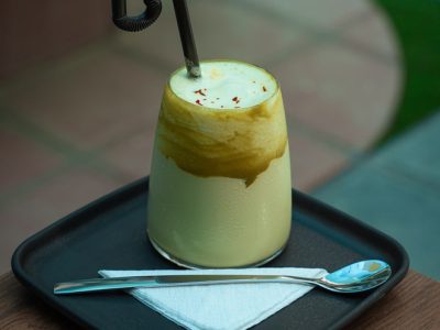 شیک پسته زعفران (Pistachio Saffron Milkshake)